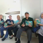 Bawa Batik Gajah Oling Banyuwangi untuk Hadiah Pegiat Dakwah Malaysia