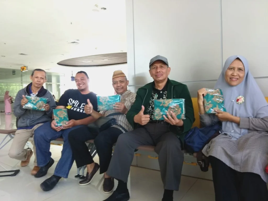 Bawa Batik Gajah Oling Banyuwangi untuk Hadiah Pegiat Dakwah Malaysia