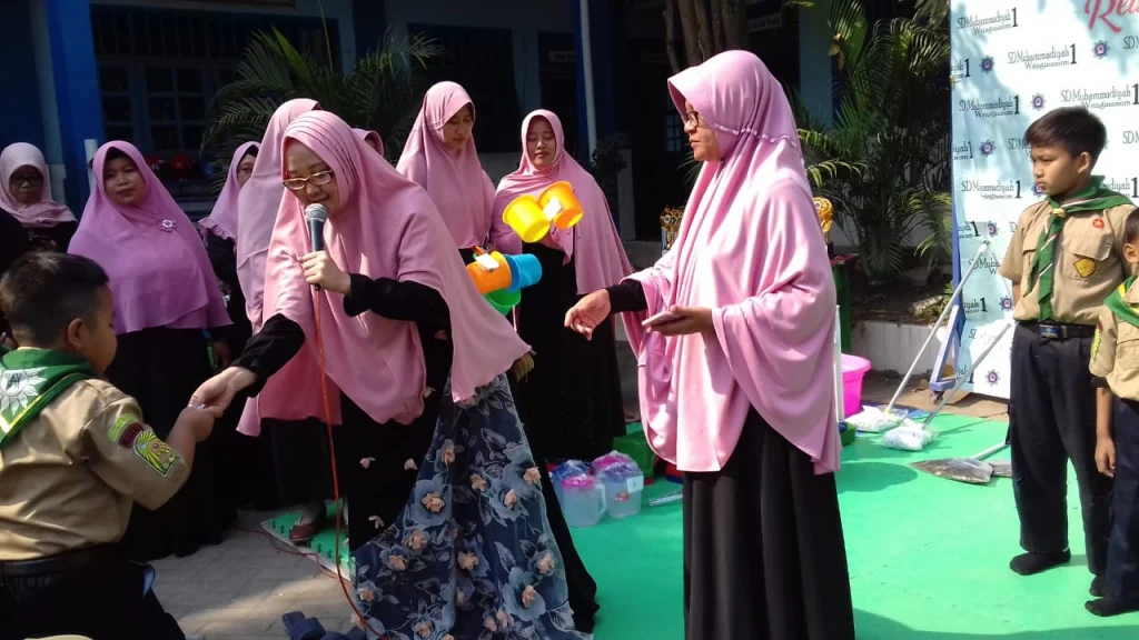 Kiprah Ikwam SD Muwr1: Merogoh Kocek Pribadi demi Siswa Cuci Tangan Pakai Sabun