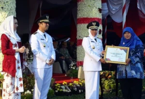 Terima Penghargaan Gubernur di Grahadi, Kepala SD Berprestasi Ini Ungkapkan Perasaannya