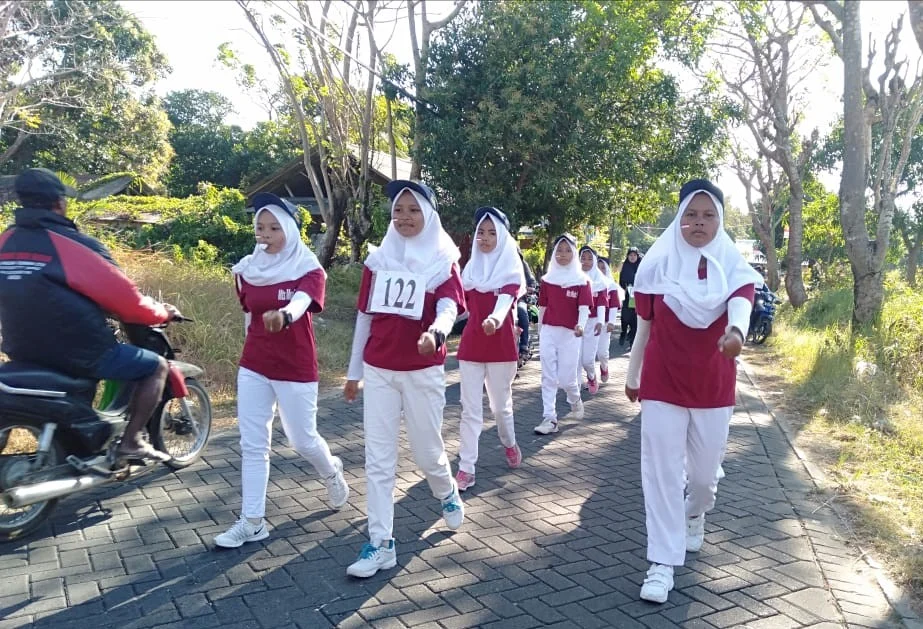 Dua Regu MTsM 5 Bawean Meriahkan Gerak Jalan di Sangkapura