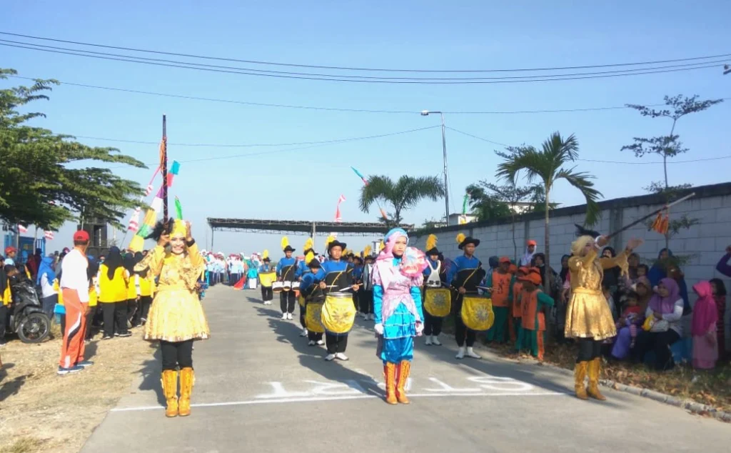 Grup Drumband Gema Surya SMP M10 Meriahkan Gerak Jalan Tradisional Sidomukti-Bungah