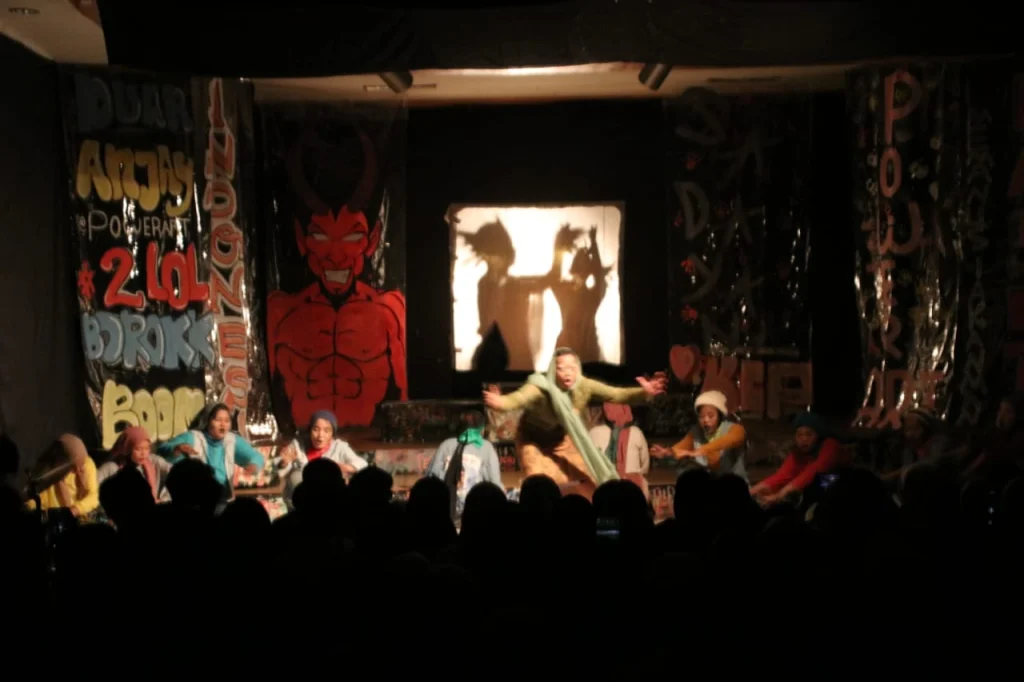 Kiai, Pastur, dan Dukun dalam Dakwah bil Hikmah Teater Extra Smamsatu