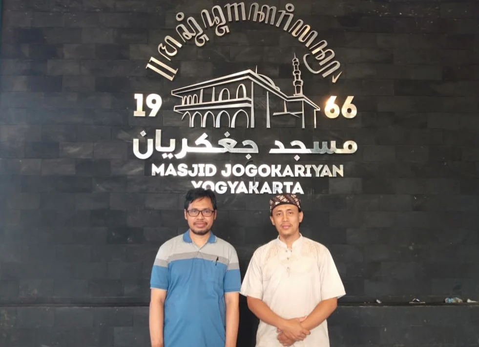 ATM Ini Bisa Menjawab, Kenapa Jamaah Shalat Masjid Jogokariyan Membeludak