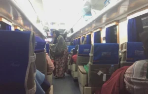 Bawa 33 Siswa Finalis OMSI IV dari Jatim, Begini Kesabaran Ibu Ini