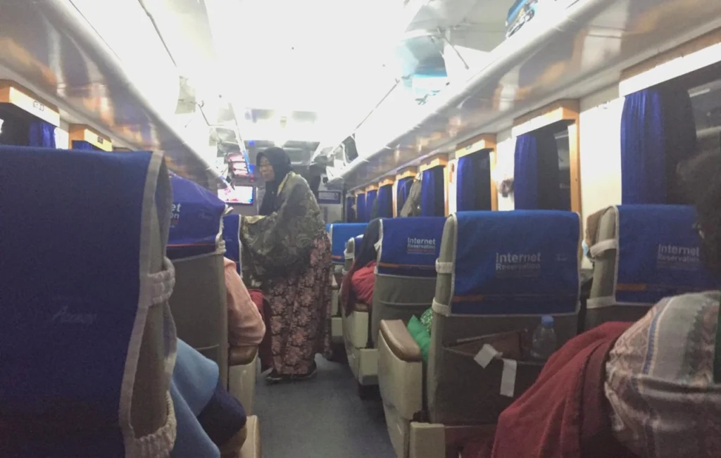 Bawa 33 Siswa Finalis OMSI IV dari Jatim, Begini Kesabaran Ibu Ini