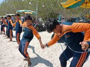 Seperti Penari, Serunya Estafet Tali Siswa Spemdalas di Pantai Delegan