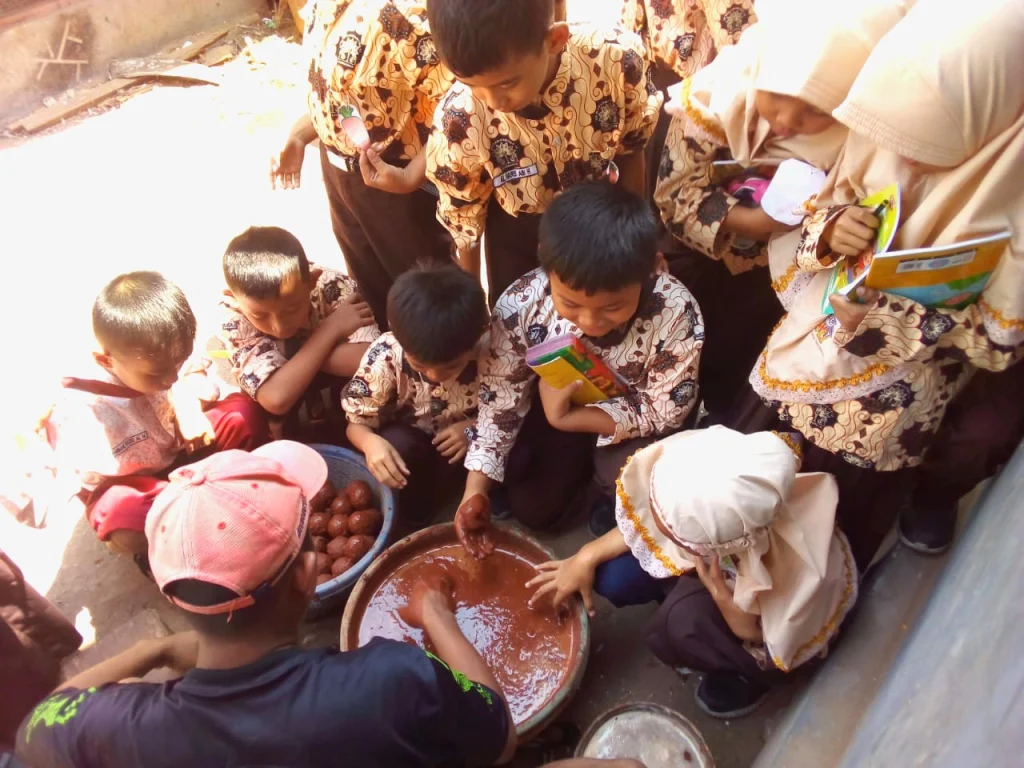 Ke Kampung Bebek, Siswa SDM 12 Surabaya Belajar Bikin Telur Asin Aneka Rasa