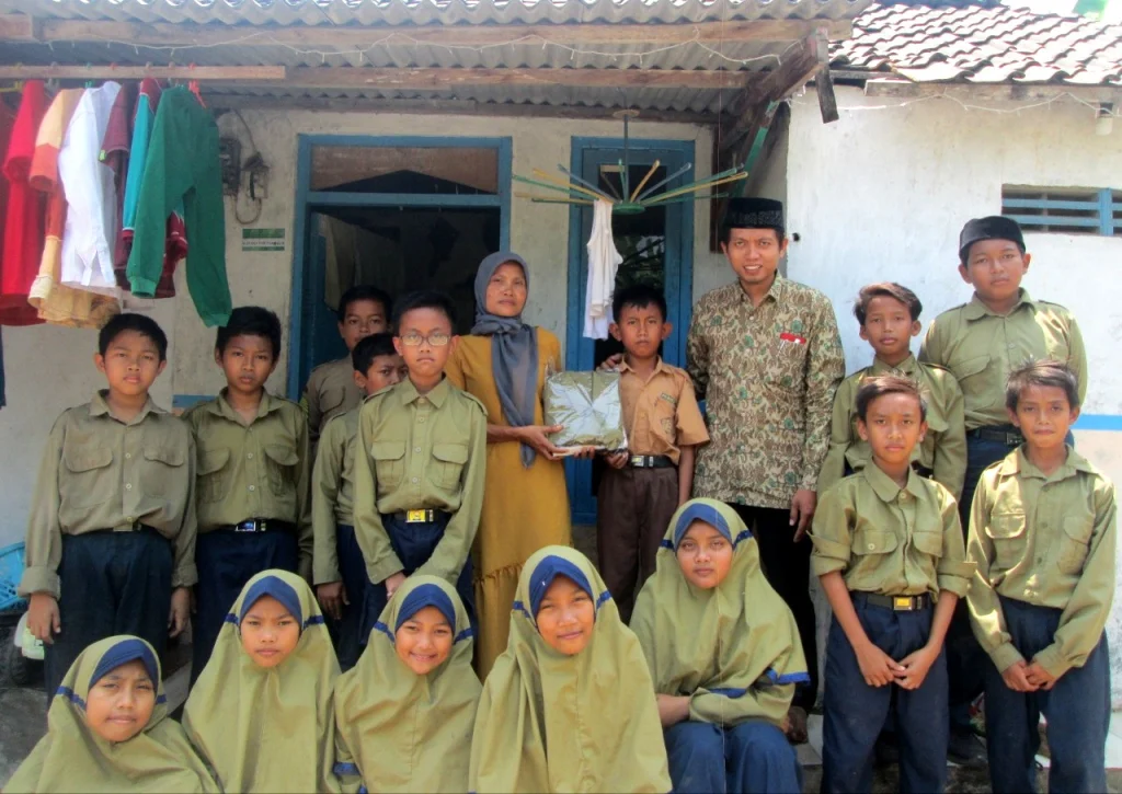 Tak Sanggup Bayar Ongkos Jahit, Seragam Tio Akhirnya Ditebus Teman-temannya, Begini Hamas Peduli Dipraktikkan