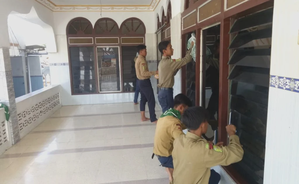 Aksi Mulia Siswa SMKM 6 Modo: Bersihkan Masjid di Hari Jumat