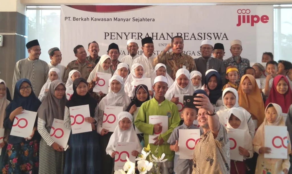 50 Siswa Berprestasi di Kawasan Industri JIIPE Terima Beasiswa PT BKMS