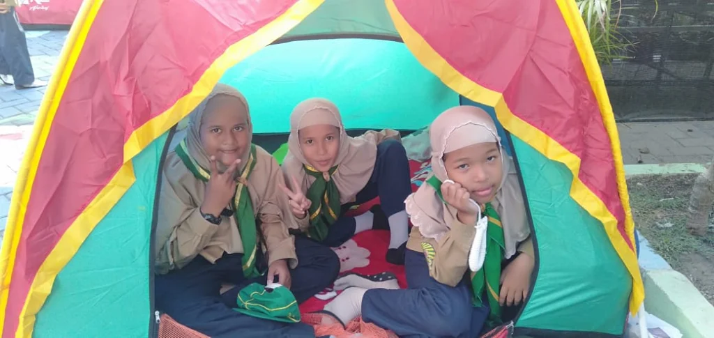 Ikuti Kemahiran, Pengalaman Pertama bagi Siswa Berlian School Ini Tidur di Tenda