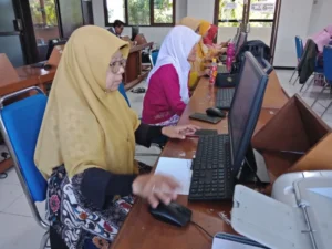 Umur Bukan Penghalang Menulis seperti yang Dilakukan Guru Spemdalas Ini