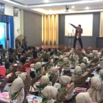 Di SDMM, Kak Komang Ajak Siswa Menggambar sambil Mendongeng secara Kreatif