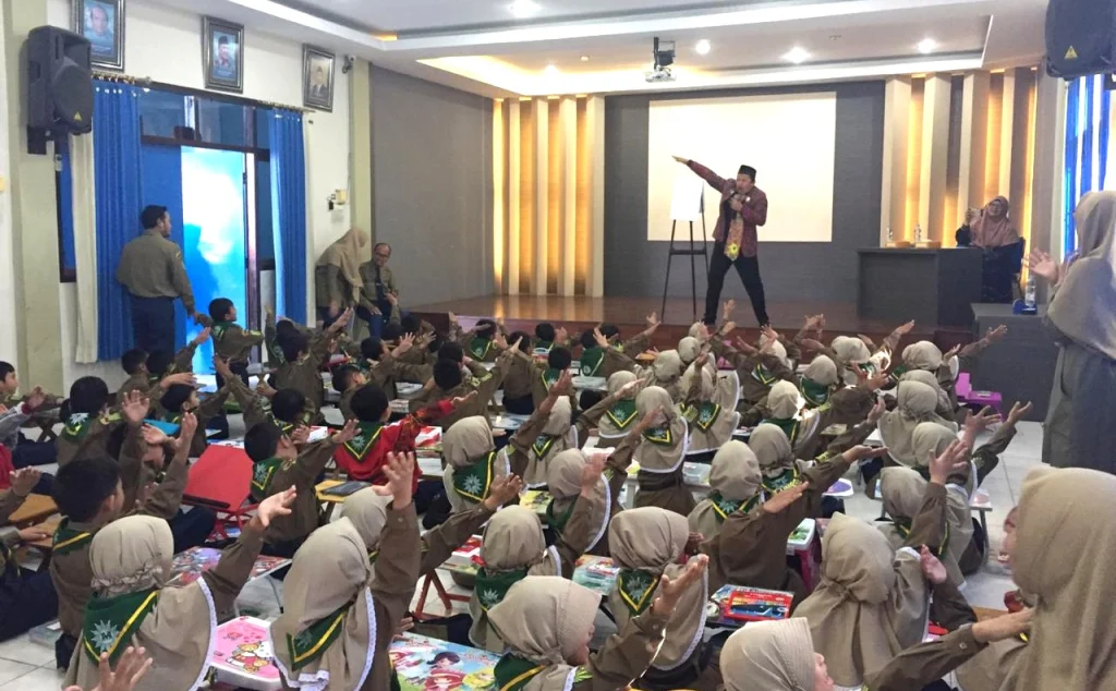 Di SDMM, Kak Komang Ajak Siswa Menggambar sambil Mendongeng secara Kreatif
