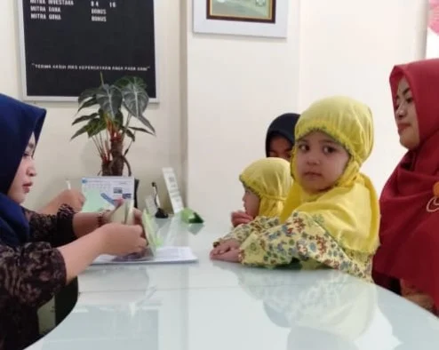 Syik … asyik-asyik, TK Asyiyah 40 PPS Ajak Siswa Praktik Nabung ke Bank