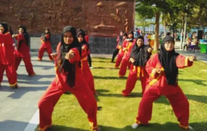 Tak Mau Kalah dengan Siswa, Guru-Guru TK Inipun Latihan Tapak Suci