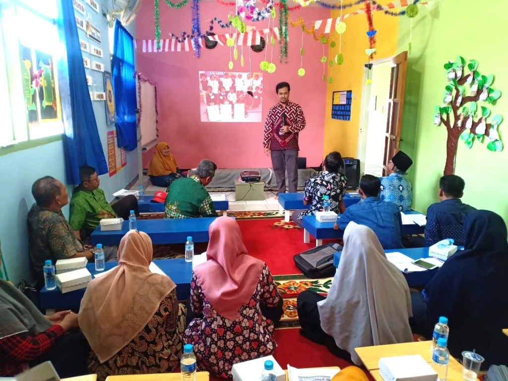 SD Mutu Bawean Gelar Classroom English Training, Ketua Majelis Dikdasmen Serius Jadi Peserta