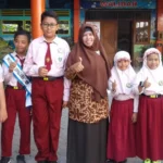 Pin untuk Enam Siswa MIAS Bungah yang Jadi Donatur Terbaik Filantropis Cilik