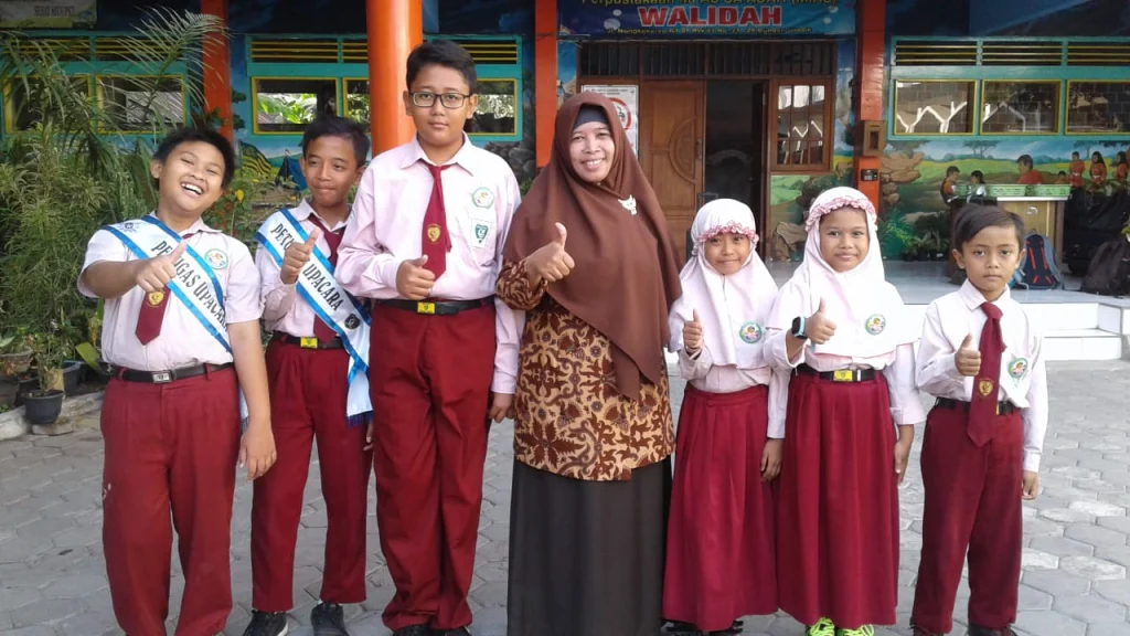 Pin untuk Enam Siswa MIAS Bungah yang Jadi Donatur Terbaik Filantropis Cilik