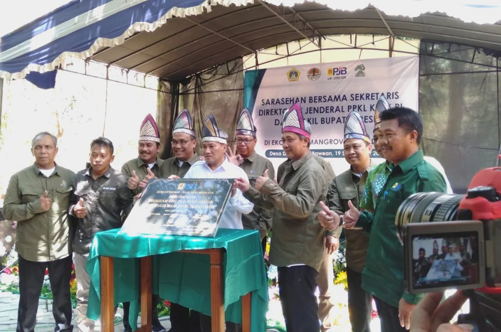 Sekretaris Direktoral Jenderal PPKL KLHK dan Wabup GRESIK Kunjungi Ekowisata Mangrove Hijau Daun Bawean