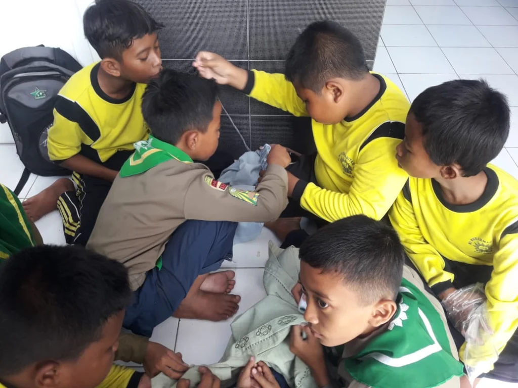Anak Laki-Laki pun Harus Bisa Menjahit, Kegiatan Life Skill di Mimdaka