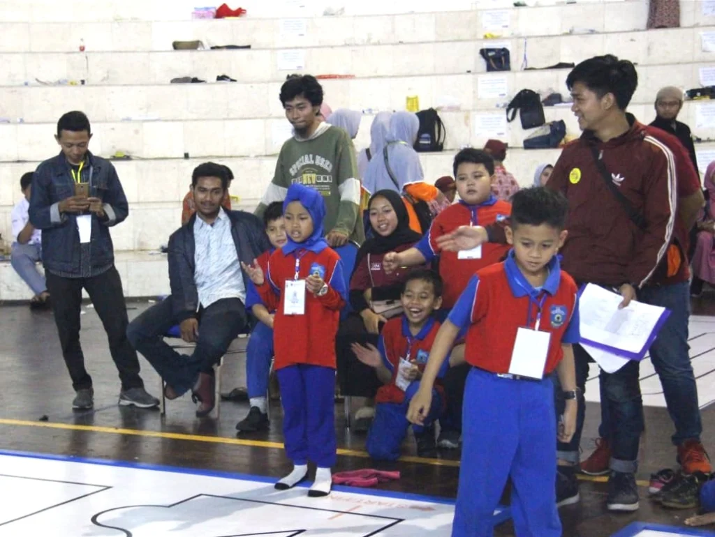 Siswi yang Bercita-cita Jadi Hafidh Ini Juara I Robotika Line Tracer SD/MI