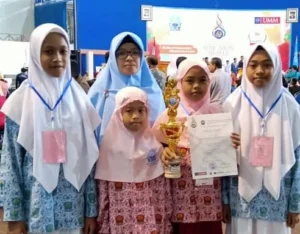 Perjuangan Siswi MI Islamiyah Mojopetung Ini Buahkan Special Award
