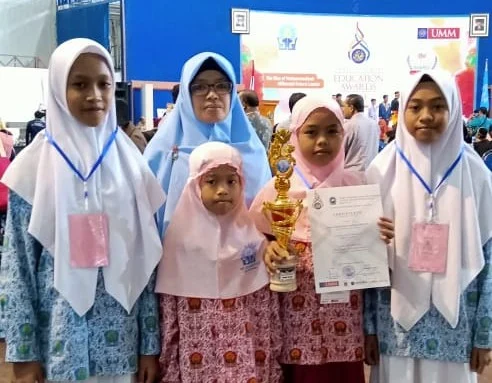 Perjuangan Siswi MI Islamiyah Mojopetung Ini Buahkan Special Award