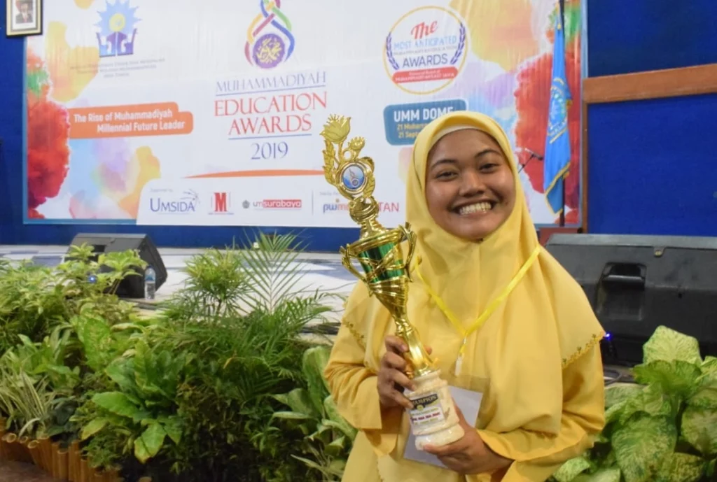 Ubah Serbuk Tinja Jadi Tenaga Listrik, Siswi Smamsatu Ini Raih Juara I Lomba Karya Tulis Ilmiah