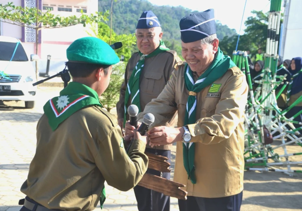 Kejutan Din Syamsuddin untuk Kakek-Cucu Ini di Apel Kepanduan HW PMI Dea Malela