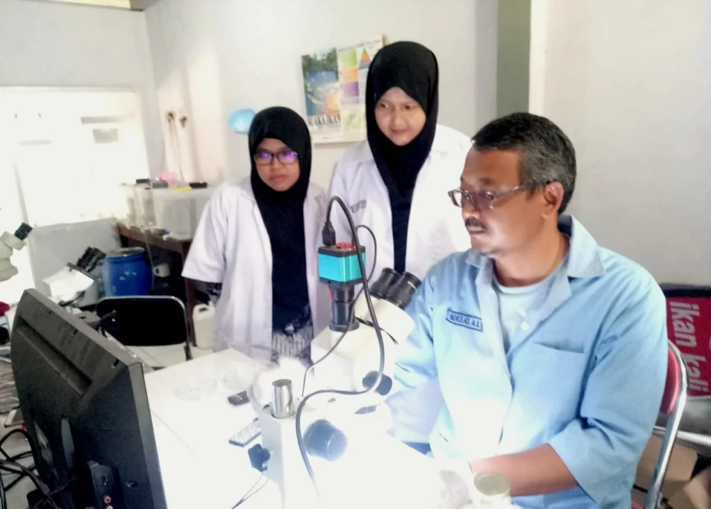 Ketika Siswa SD Muwri Diajak Buktikan Adanya Mikroplastik dalam Pencernaan