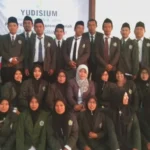 Ikuti Yudisium, Begini Reaksi Dua Emak Ini!