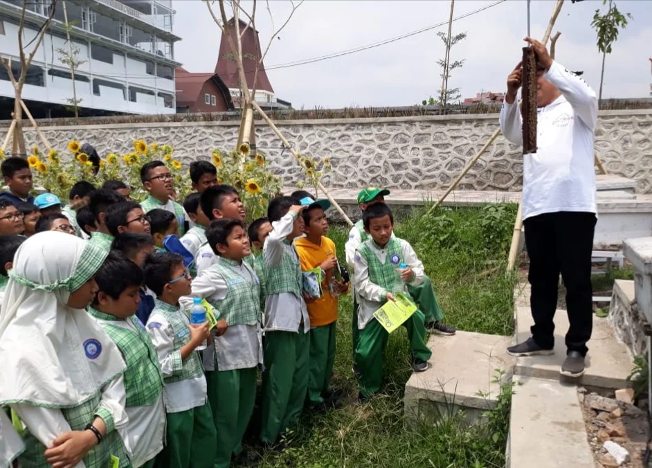 Di WESB yang Bernuansa Eropa Itu Siswa SDMM Belajar tentang Produksi Madu dan Susu Bergizi Tinggi