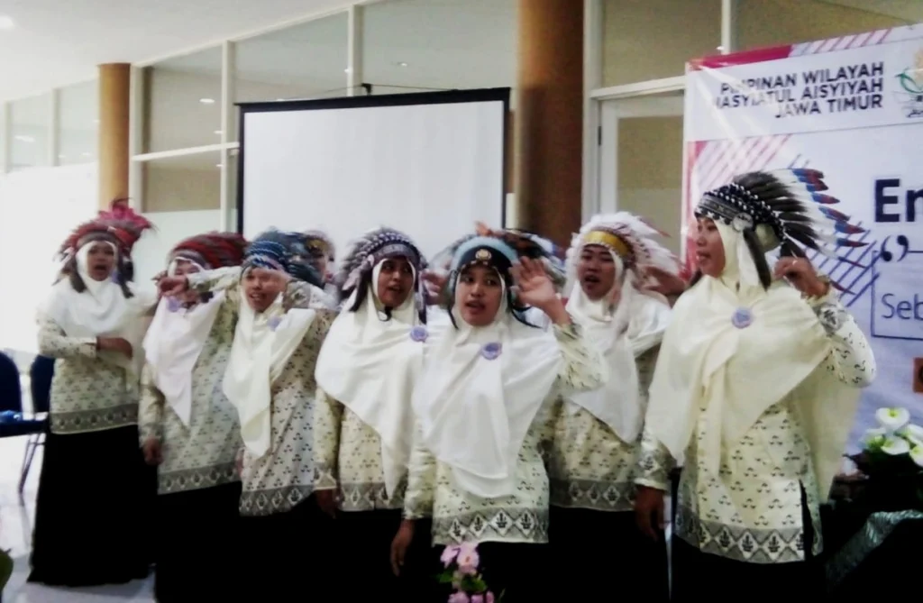 Berkostum ala Suku Dayak, Paduan Suara Harmoni Nasyiah Pukau Penonton