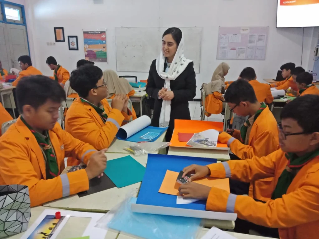 Padukan Hobi, Seni, dan Kosa Kata: Saat Mahasiswa Afghanistan Ngajar di Kelas ICP Spemdalas