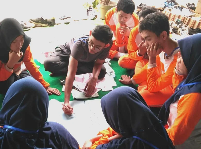 Yang Baru dari English Camp Smamsatu: Ada Tutor Sebaya