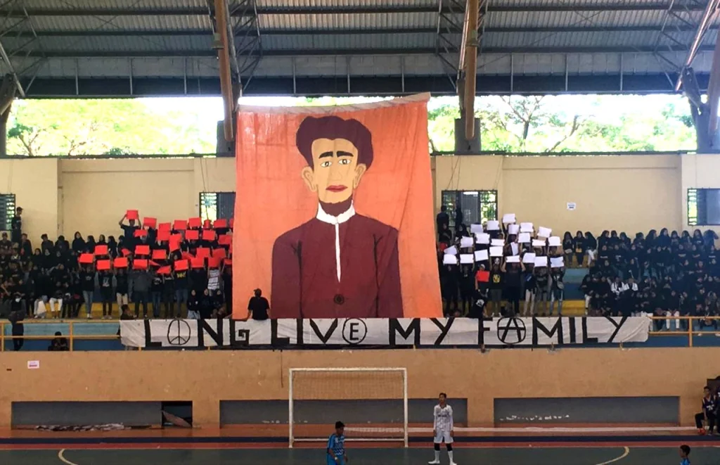 Gambar Raksasa KH Ahmad Dahlan Bikin Semangat Tim Futsal SMKM 1 Surabaya