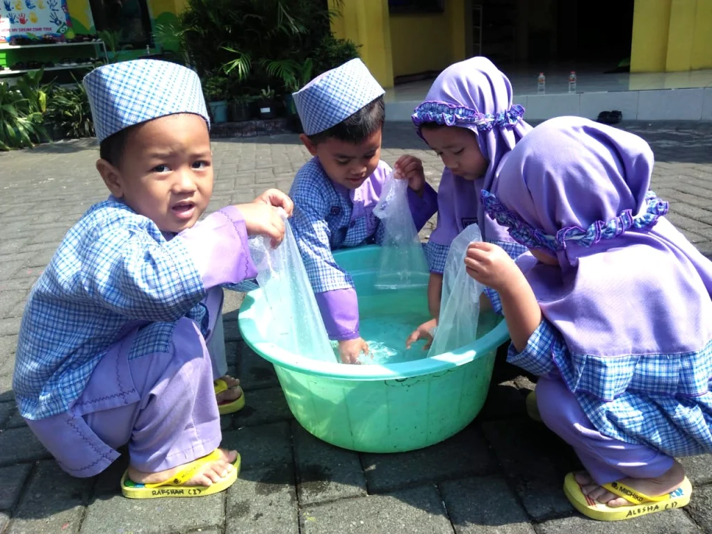 Serunya Kegiatan Tangkap Ikan Siswa Play Group Tunas Aisyiyah PPI Ini