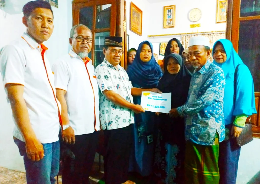 Kadernya Wafat Kecelakaan, PDM Kabupaten Probolinggo Beri Santunan Keluarga Almarhum