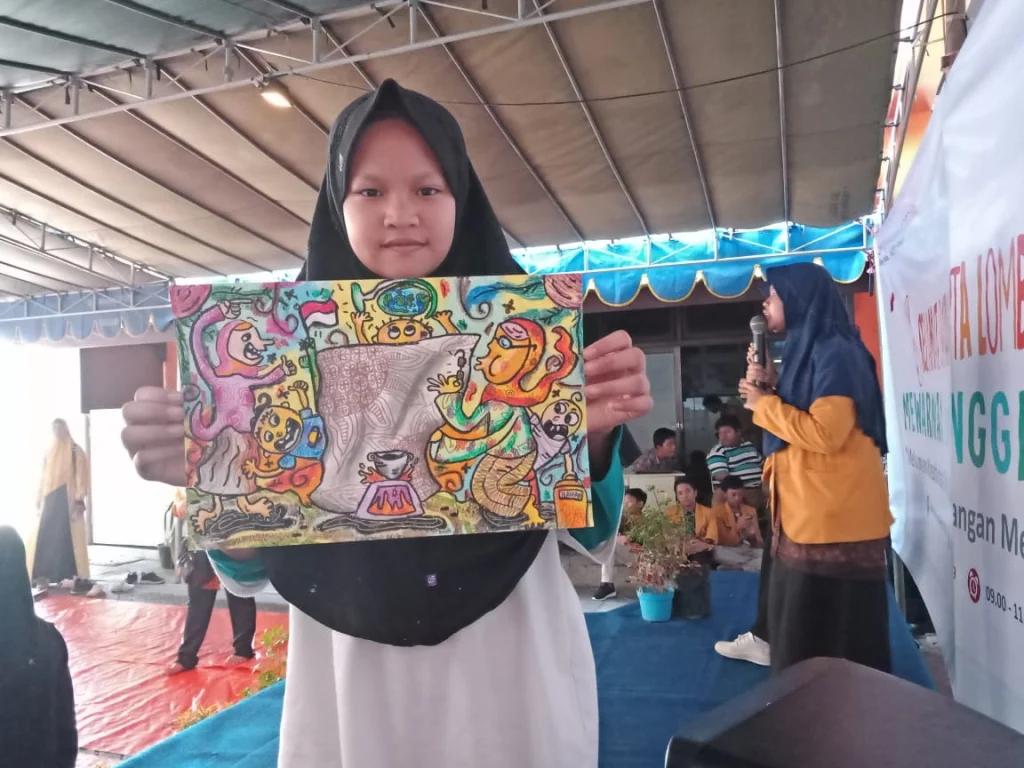 Lewat Gambar, Siswi Ini Berpesan agar Batik semakin Mendunia