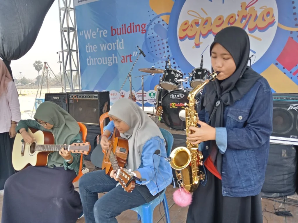 Mainkan Saxophone, Cewek Spemdalas Ini Bikin Beda Panggung Espectro 2K19