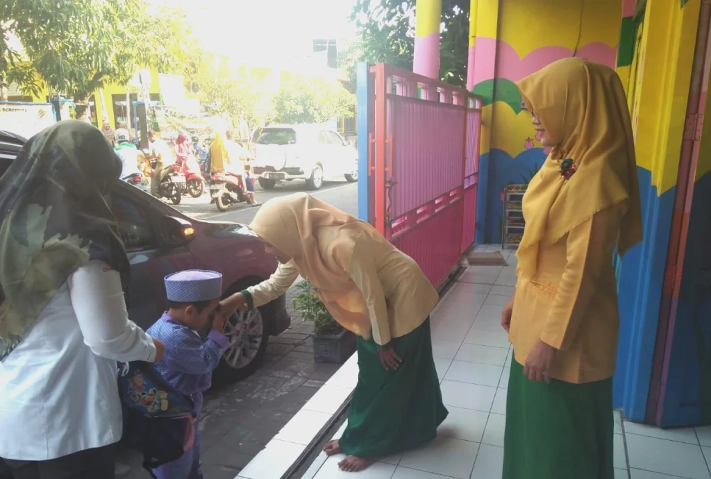 Begini Kesabaran Guru-Guru Play Gorup Tunas Asyiyah PPI Mengajari Adab pada Siswa