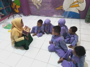 Story Telling Ajari Siswa Play Group Tunas Aisyiyah Gemar ‘Membaca’ Buku