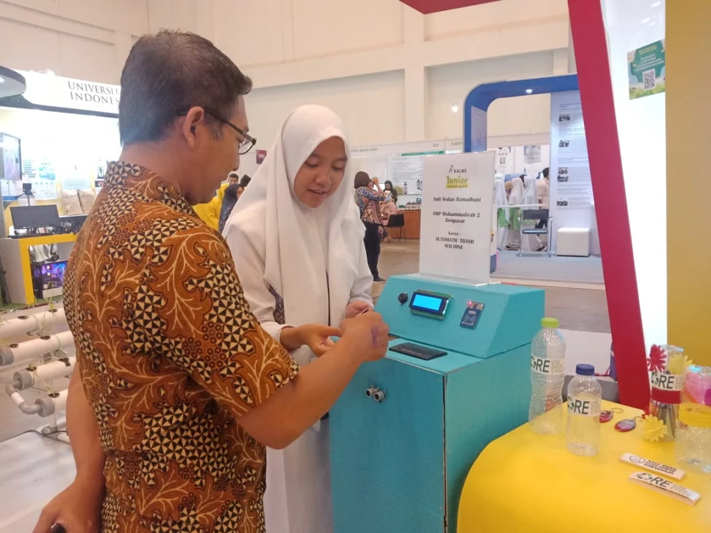ATM Sampah Canggih Karya SMP Muhammadiyah 2 Denpasar Curi Perhatian Pengunjung ISE 2019