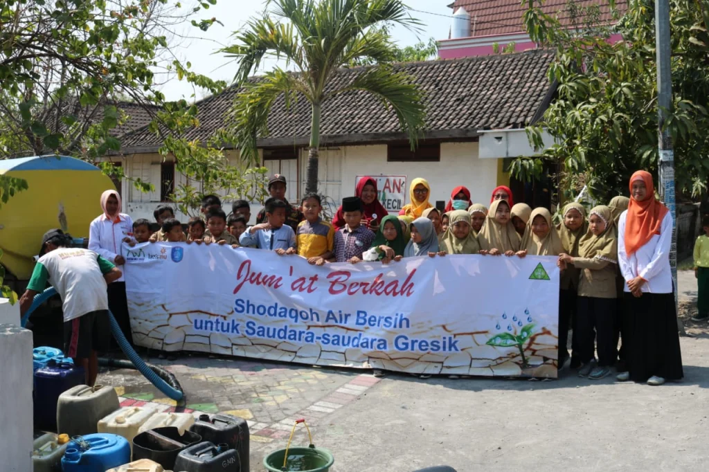 Gandeng Lazismu, Ikwam Berlian School Sedekah Air Bersih ke Desa yang Kekeringan
