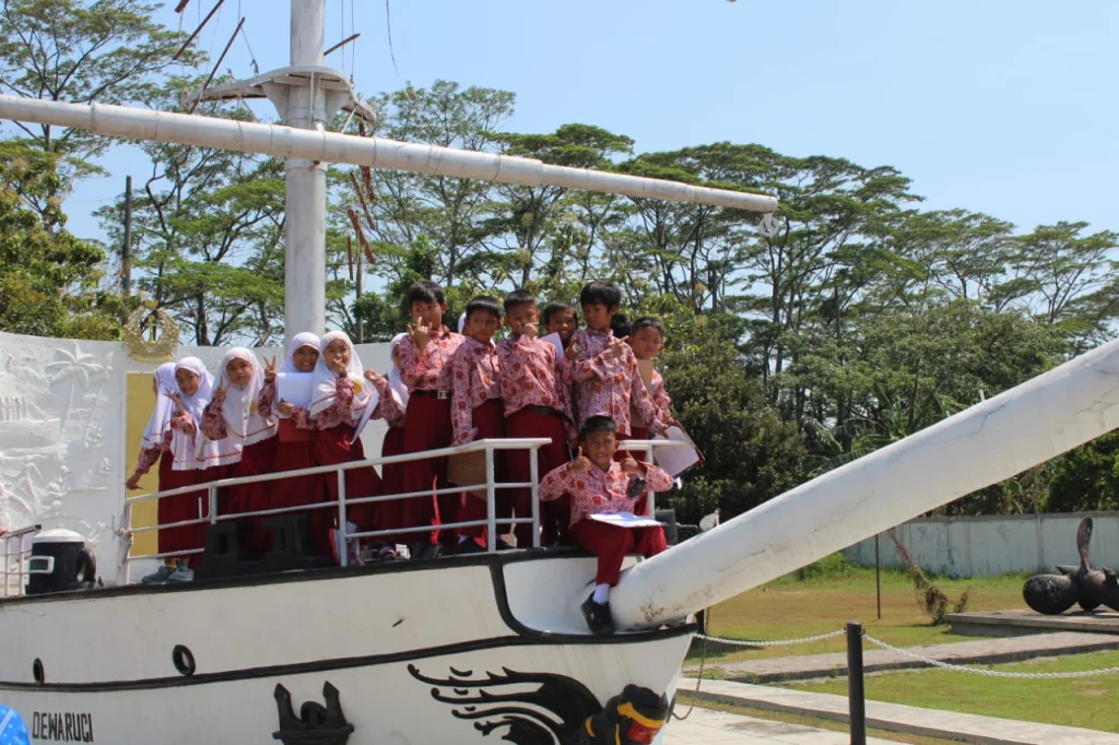 Outdoor Class SDM 1 Menganti: Dari Museum TNI AL hingga Masjid Sunan Ampel