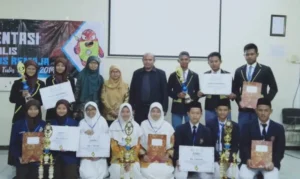 Angkat Tema Komik, Siswi Smamita Raih Juara di LKTI Unesa