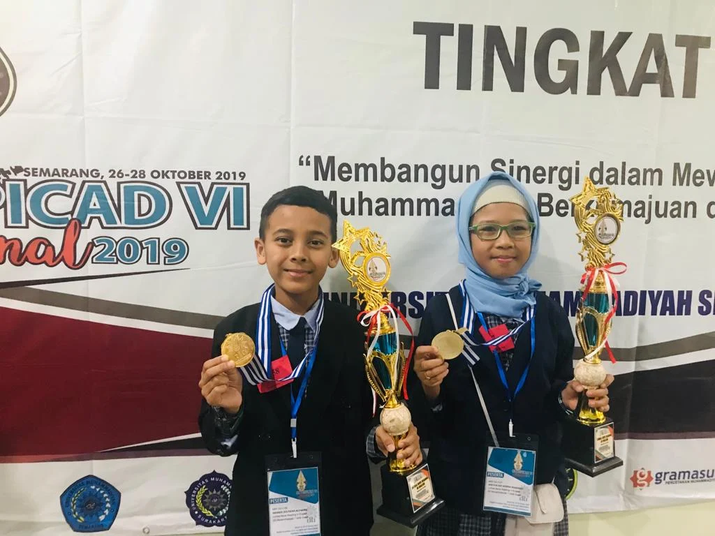 Dua Medali Emas Kategori News Reading Dibawa Pulang SD Mugeb