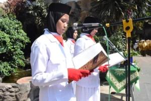 MC Dua Bahasa Warnai Pelantikan IPM Smamsatu
